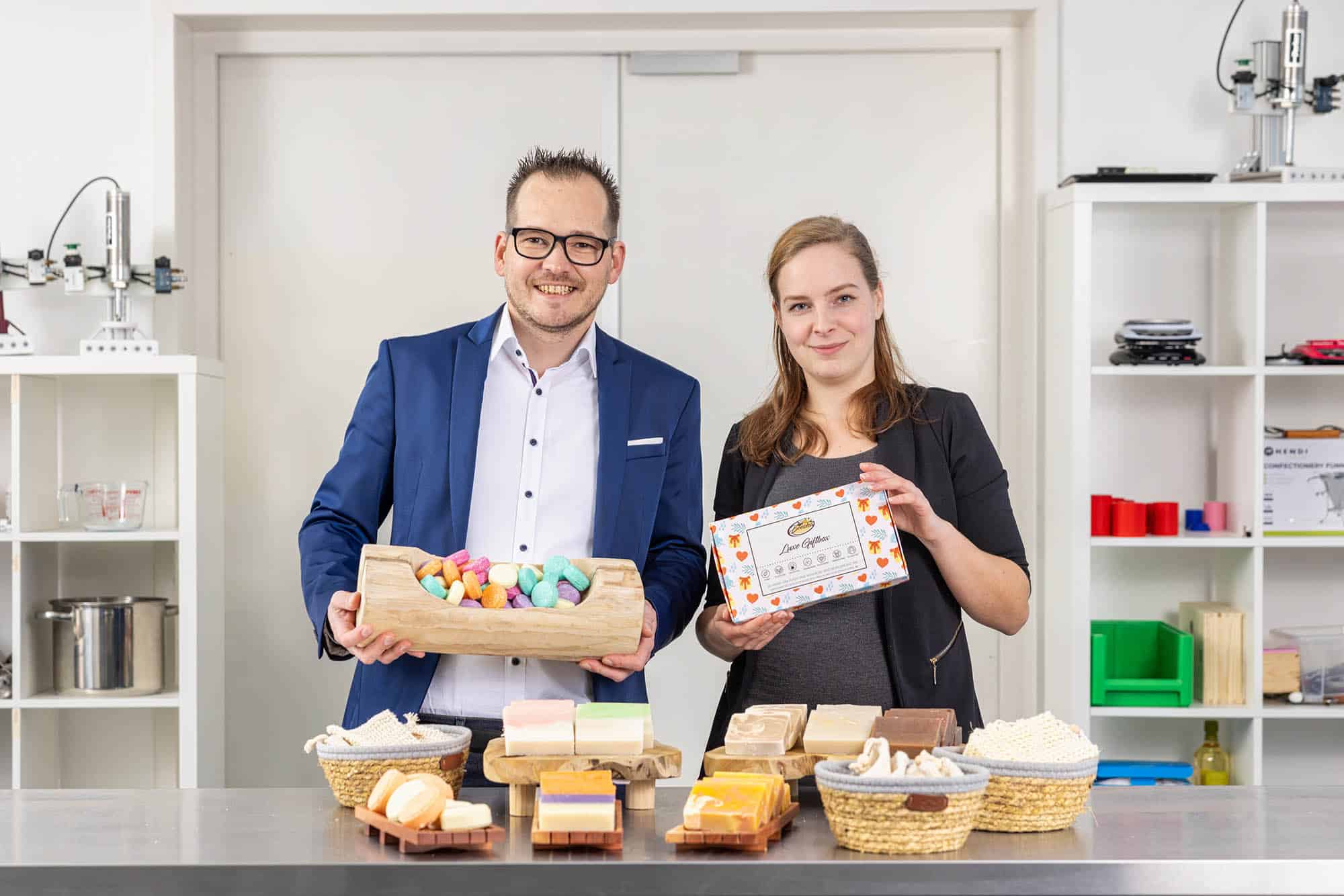 Ben Bos, oprichter van Beesha, in de zeepmakerij