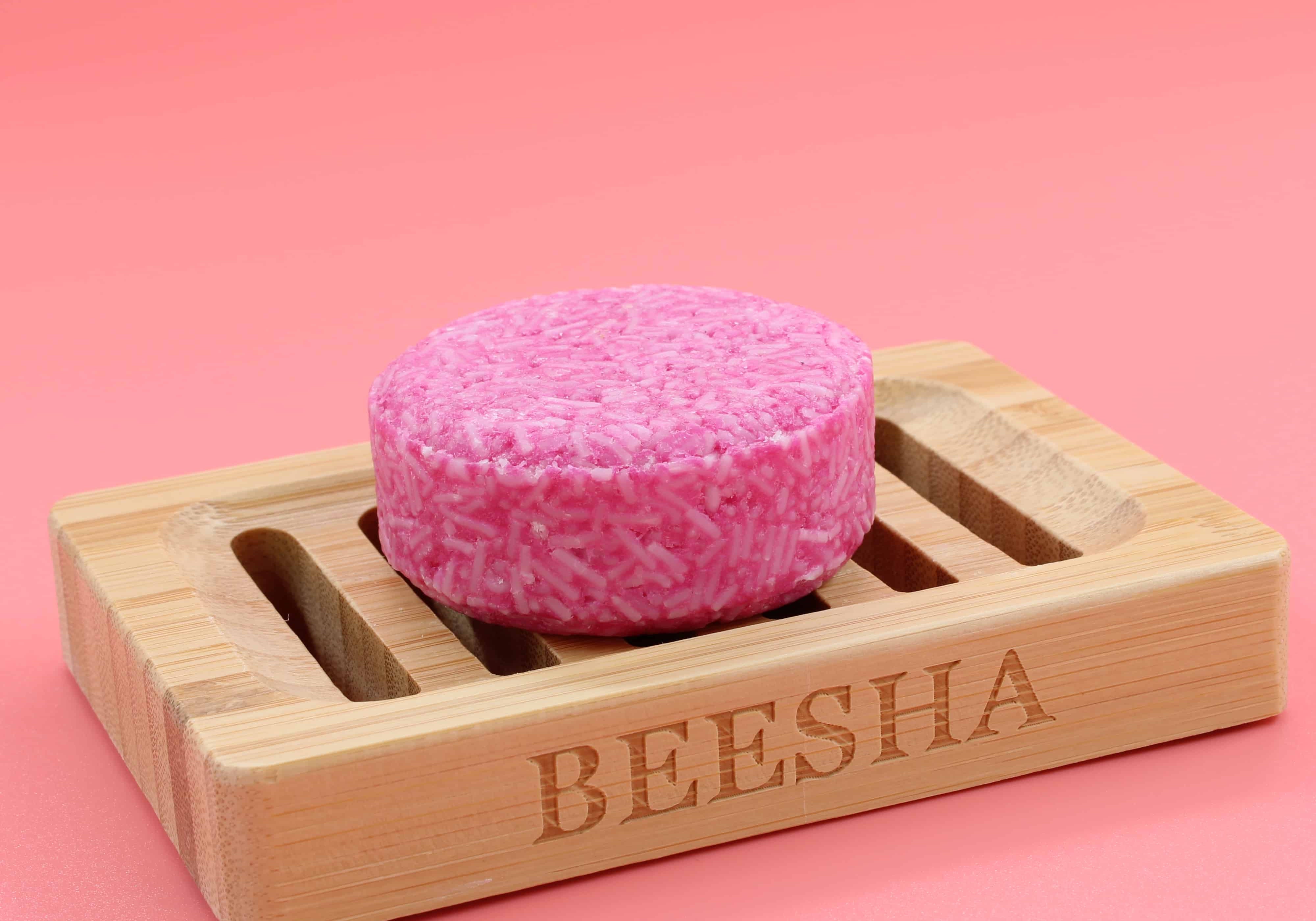 Roze Beesha shampoo bar met gravure op een houten zeepschaal