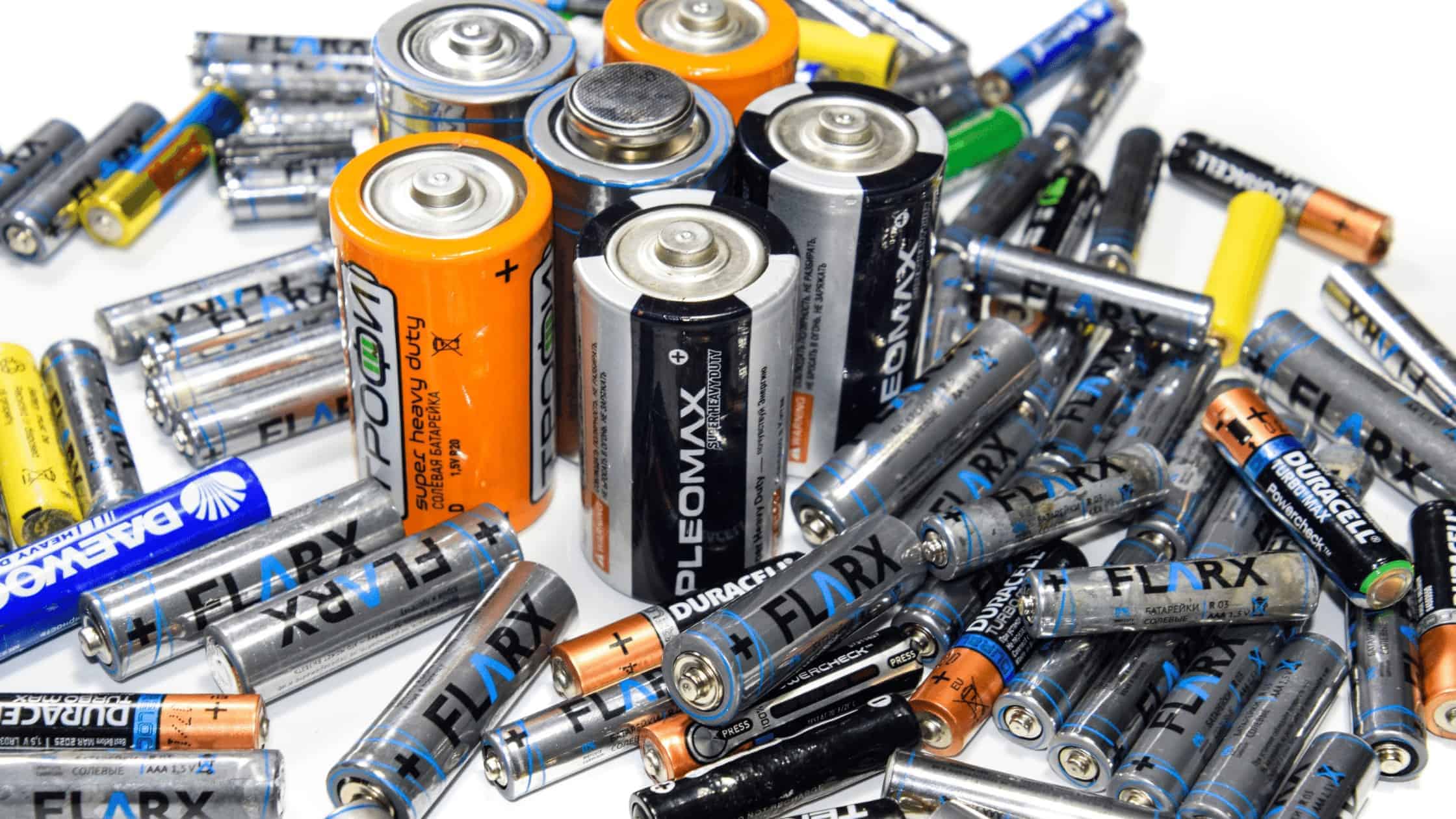 Stapel losse batterijen van verschillende merken en formaten