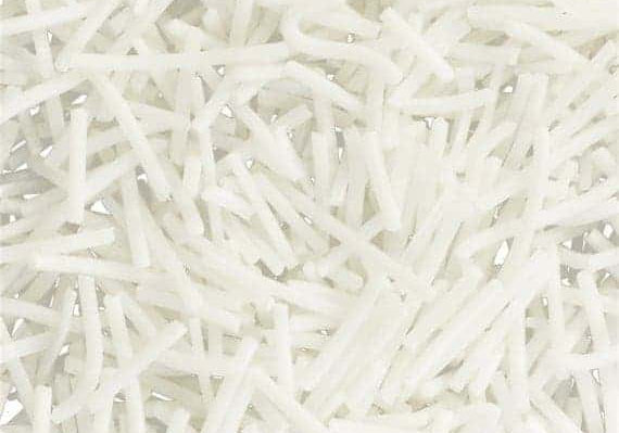 Close-up van witte SCI-korrels, de wasactieve stof in shampoo bars