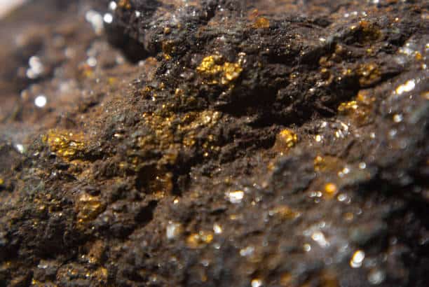Close-up van pyriet op zwarte mica-schist