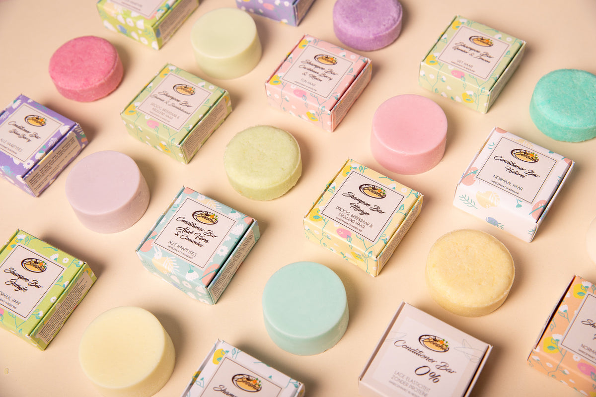 Beesha shampoo bars en conditioner bars met doosjes, van bovenaf gefotografeerd