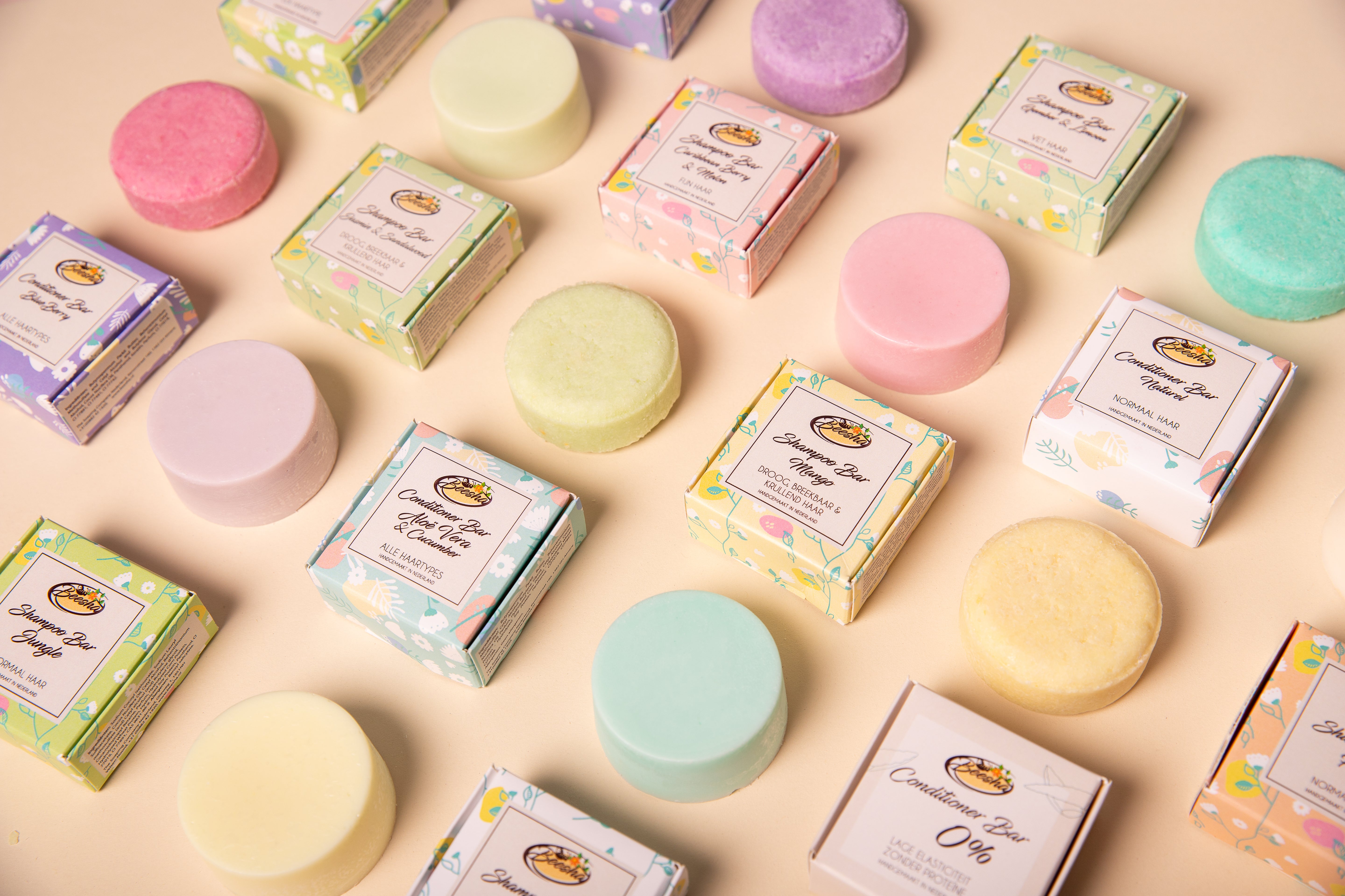 Beesha shampoo bars en conditioner bars met doosjes, van bovenaf gefotografeerd