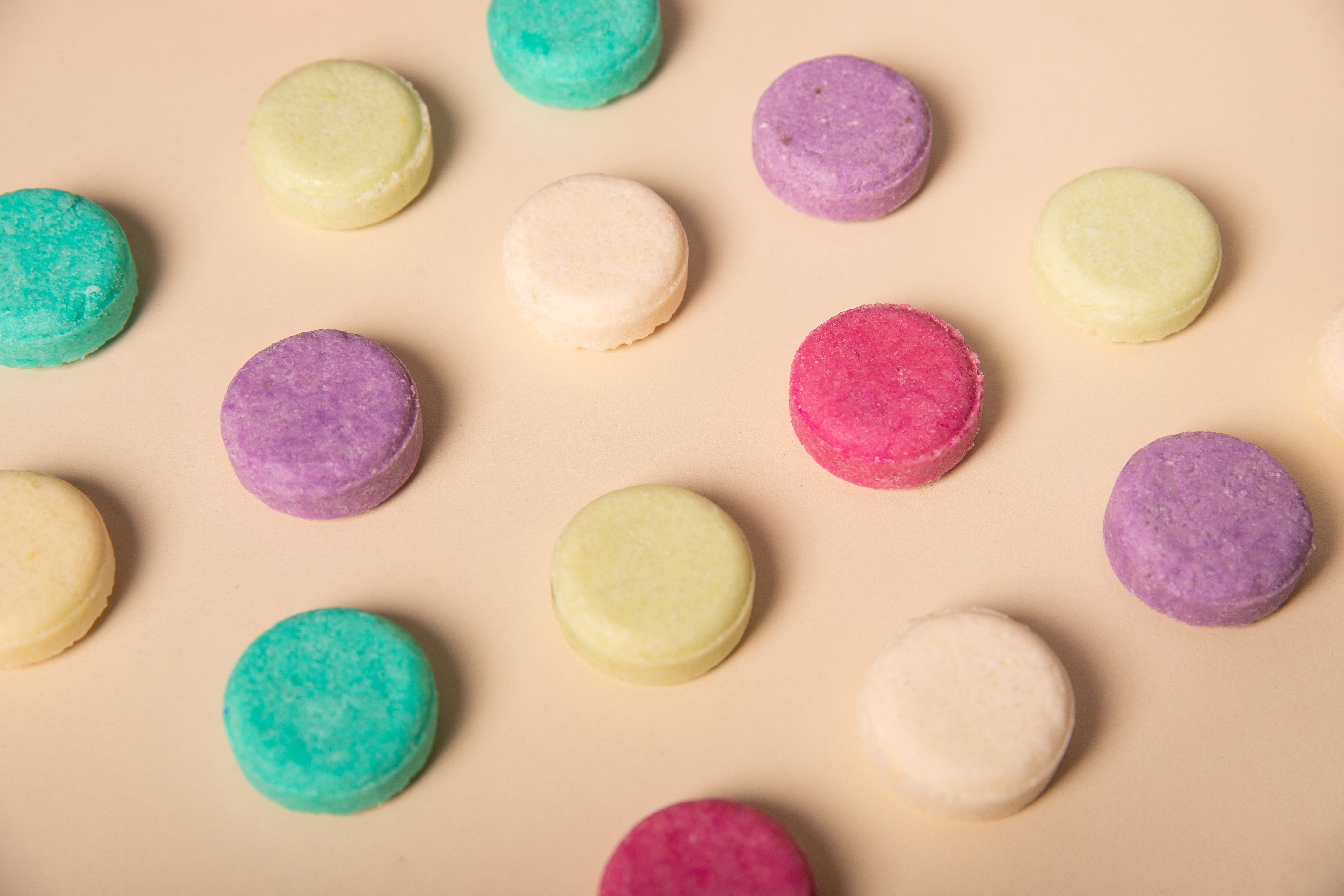 Ronde Beesha shampoo bars in pastelkleuren, van bovenaf gefotografeerd