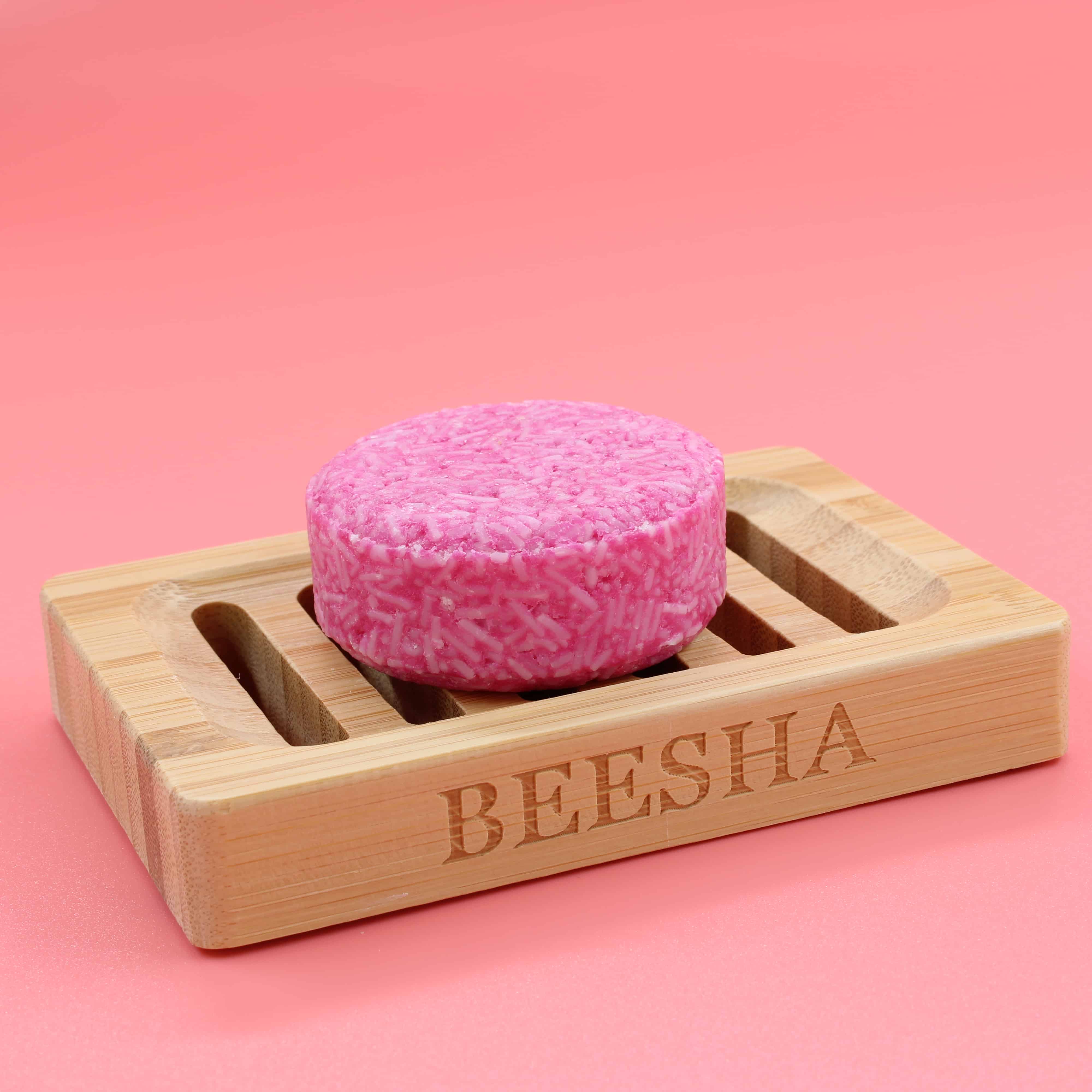 Roze Beesha shampoo bar met gravure op een houten zeepschaal