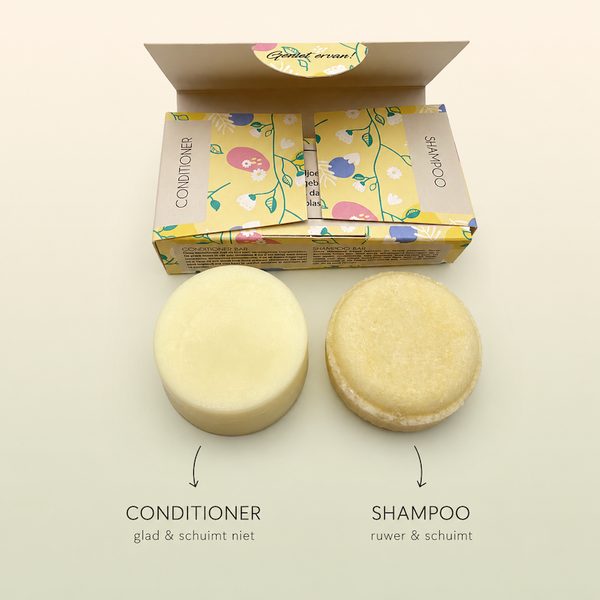 Klaviyo flow 5: Beesha proefpakket open doos, links de conditioner bar, rechts de shampoo bar