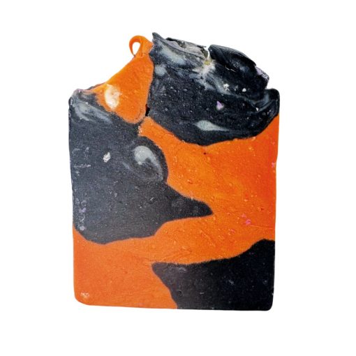Zwart-oranje gegoten kaars met marmerpatroon.