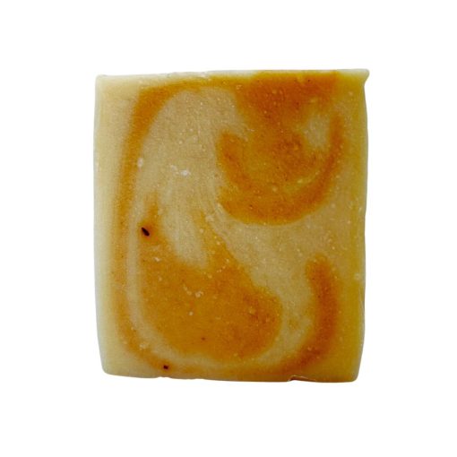 Vierkante karamel fudge met marmerpatroon op witte achtergrond.