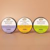 Drie potten body boter op pastel achtergrond.